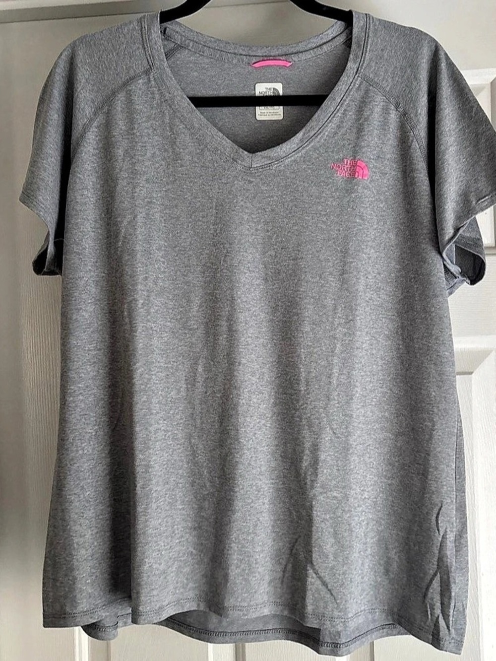 The North Face Women's Reaxion Amp V-Neck T-Shirt Gray & Pink XXL